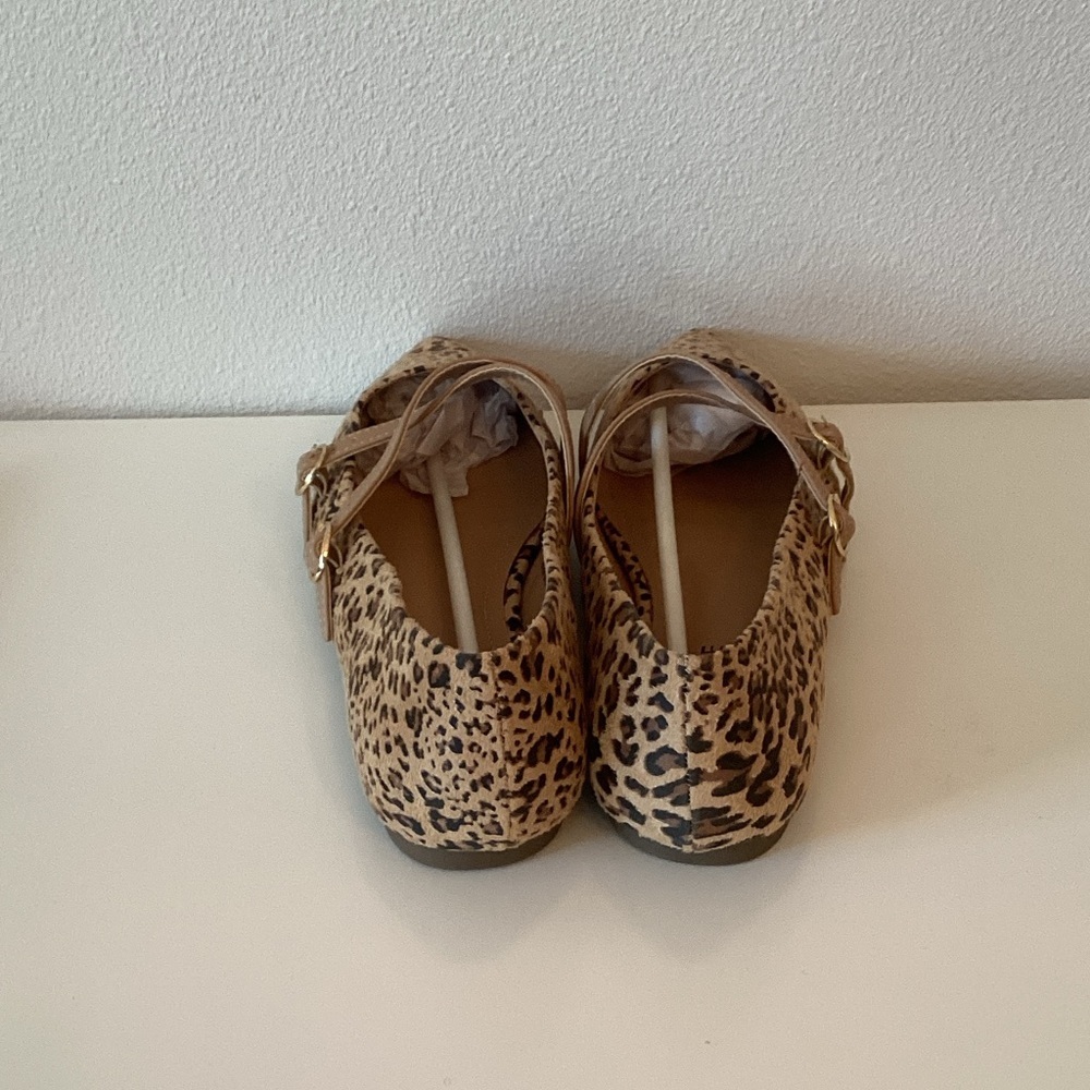 New WB Journee Collection Leopard Print Women's Flats - Picture 3 of 5